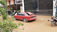 Jalanan masih penuh lumpur. Mobil masih berserakan di jalanan. Warga memilih membereskan rumah terlebih dahulu.