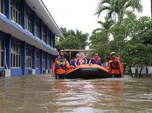 Terobos Banjir Pakai Perahu Karet, Menaker Tinjau BBPLK Bekasi