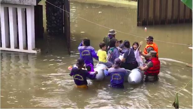 Akhirnya Keluarga Rian 'D'MASIV' Dievakuasi Pakai Perahu Karet