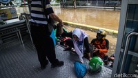 Beberapa bahu-membahu untuk naik ke dalam halte.