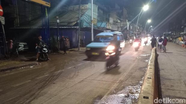 Jalan Jatinegara Barat Jaktim sudah bisa dilalui kendaraan.