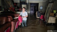 Untuk mengantisipasi tersengat listrik, PLN pun memadamkan listrik di sejumlah kawasan yang masih terendam banjir.
