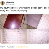 Menulis surat cinta mungkin sudah biasa meski tak banyak lagi pria melakukannya. Dan pria ini menulis mengenai kisah cintanya dengan sang kekasih dalam buku itu yang bisa dibilang luar biasa. Foto: Twitter