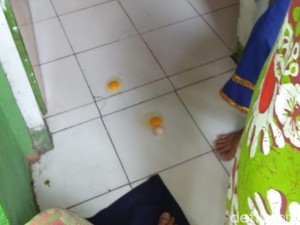 Warga Coba Goreng Telur di Lantai Panas Sekolah Sidoarjo, Hasilnya?