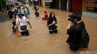 Kondisi rumah yang terendam banjir dan tak memungkinkan untuk ditinggali membuat warga terpaksa mengungsi ke tempat yang lebih aman.