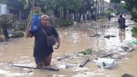 Sampah mulai muncul di mana-mana usai banjir surut. Sampah itu dikhawatirkan akan menjadi biang penyakit karena busuk dan kotor.