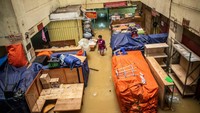 Banjir nampak merendam lantai dasar Pasar Jatinegara, Jakarta, Kamis (2/1/2020).