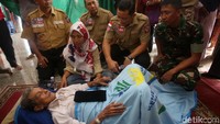 Ia juga nampak berkomunikasi dengan sejumlah korban banjir yang mengungsi di Masjid Kampus Borobudur, Cipinang Melayu, Jakarta Timur.