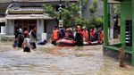 Perahu Karet Hilir Mudik Evakuasi Warga Ciledug Indah