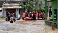 Seperti diketahui sejumlah wilayah di Jabodetabek terendam banjir usai hujan mengguyur wilayah tersebut sejak beberapa hari yang lalu. Warga yang menjadi korban banjir kemudian dievakuasi ke sejumlah pengungsian yang tersedia.