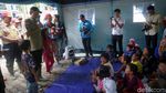 Mensos Cek Kondisi Korban Banjir di Cipinang Melayu