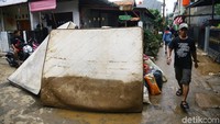 Warga mengumpulkan barang-barang berharga di tempat yang lebih kering.