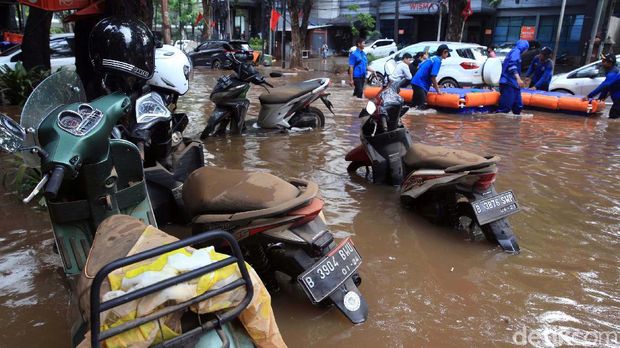 Sejumlah motor terendam banjir