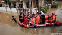 Perahu karet dari berbagai lembaga pemerintah dan masyarakat mengevakuasi warga yang terjebak banjir di Perumahan Ciledug Indah, Tangerang, Kamis (2/1/2020).
