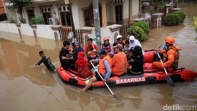 Perahu Karet Hilir Mudik Evakuasi Warga Ciledug Indah
