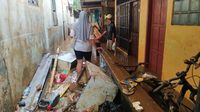 Banjir Mulai Surut di Rawajati Jaksel, Warga Bersihkan Lumpur di Rumah