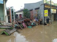 Banjir di Villa Nusa Indah Bogor Mulai Surut, Lumpur Penuhi Jalanan