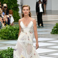 Di balik perawakannya yang cantik, Natalia Vodianova pernah melalui hidup yang tak seberuntung sekarang. Lahir pada 28 Februari 1982, ia dibesarkan di Nizhny Novgorod, salah satu kota termiskin di Rusia. Demi menyambung hidup, Natalia pernah bekerja sebagai penjual buah. (Foto: Getty Images)