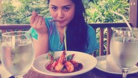 Saat bulan madu ke Bali, Audy menikmati santapan udang. Siapa sangka momen ini diambil tahun 2012 saat dirinya baru saja dinikahi Iko. Foto: Instagram audyitem