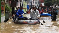 Petugas menyisiri jalan-jalan di kawasan tersebut untuk mengevakuasi warga yang terjebak banjir.