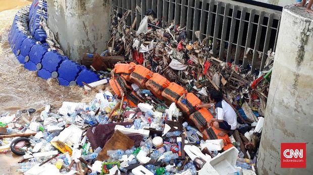 Banjir Jakarta, Sampah Menumpuk di Pintu Air Manggarai