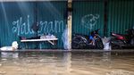 Melihat Aktivitas Warga Kemayoran di Saat Banjir