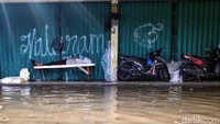 Untuk mengurangi besarnya kerugian akibat banjir tersebut, sejumlah warga memarkirkan motornya di tempat yang lebih tinggi agar tak terendam banjir.