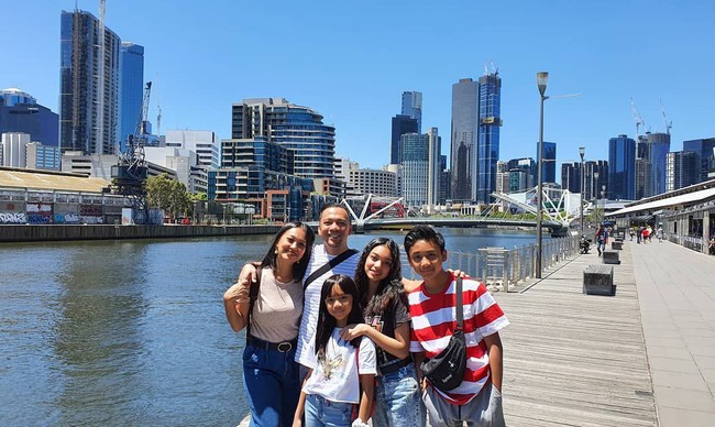 Keluarga The Baldys menikmati liburan akhir tahun mereka di Melbourne, Australia. Nola dan Baldy memboyong ketiga anak mereka, Naura, Belvan dan Neona menikmati setiap sudut kota Melbourne yang tengah musim panas. Foto: Instagram