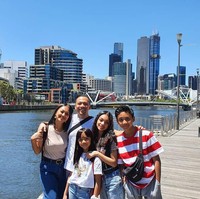 Keluarga The Baldys menikmati liburan akhir tahun mereka di Melbourne, Australia. Nola dan Baldy memboyong ketiga anak mereka, Naura, Belvan dan Neona menikmati setiap sudut kota Melbourne yang tengah musim panas. Foto: Instagram