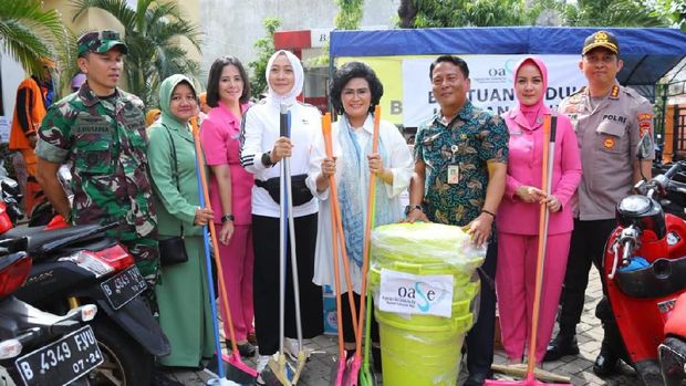 Istri Kapolri dan Panglima TNI beri bantuan ke korban banjir Jakarta Timur.