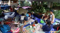 Selain itu, kondisi pengungsian yang terlalu penuh juga menjadi alasan warga menjadikan kolong jembatan tersebut sebagai pengungsian sementara.