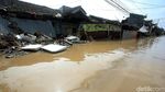 Dahsyatnya Banjir Bekasi Bikin Rumah Warga Rusak