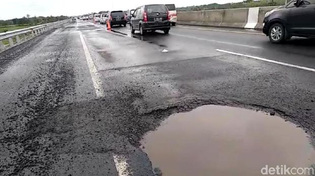 Hati-hati Luur! Banyak Lubang di Tol Pemalang-Batang