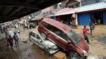 Melihat Lagi Mobil Jungkir Balik Hingga Menumpuk di Bekasi