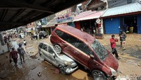 Mobil-mobil tersebut saling tumpang tindih.