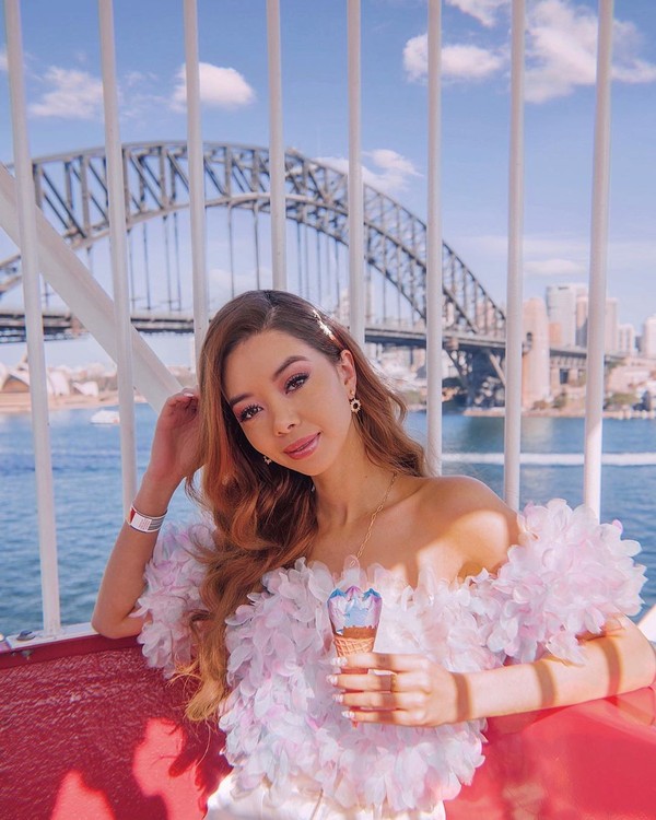 Sepanjang 2019, perempuan Australia berusia 25 tahun ini disebut The Sun sudah mendapatkan sekitar 1,1 juta dolar Australia berkat kerjaannya berkeliling dunia secara gratis. (Foto: Instagram @taramilktea) Sepanjang 2019, perempuan Australia berusia 25 tahun ini disebut The Sun sudah mendapatkan sekitar 1,1 juta dolar Australia berkat kerjaannya berkeliling dunia secara gratis. (Foto: Instagram @taramilktea)