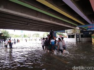 Ojek Gerobak Rp 40 Ribu Angkut Motor Lintasi Banjir Jl Kembangan Jakbar