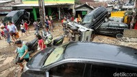 Sejumlah warga yang terdampak banjir berharap situasi segera membaik, walaupun saat ini mereka masih khawatir terjadi banjir susulan karena situasi Jakarta dan sekitarnya yang saat ini masih mendung.