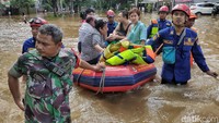Petugas gabungan melakukan evakuasi kepada warga yang menjadi korban banjir di kawasan Kemayoran, Jakarta, Kamis (2/1/2019).