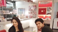 Lewat foto ini Audy sedang throwback ke tahun 2012. Saat itu ia sedang kencan di food court dengan Iko Uwais yang jadi suaminya kini. Foto: Instagram audyitem