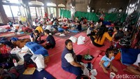 Ratusan warga di Kelurahan Cipinang Melayu, Jakarta Timur, mengungsi ke Kampus Borobudur di Cipinang Melayu, Jakarta, Kamis (2/1/2020).