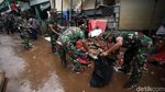 TNI-Warga Bersihkan Sampah Sisa Banjir di Cipinang Melayu