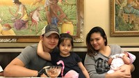 #theUwais👨‍👩‍👧‍👧 so blessed 💓alhamdulillah, tulis Audy saat makan es krim bareng Iko dan dua anaknya. Foto: Instagram audyitem