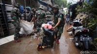 Sejumlah prajurit TNI AD bersama warga sekitar membersihkan sampah sisa banjir di kawasang Cipinang Melayu, Jakarta Timur, Kamis (2/1/2020).
