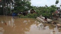 Beberapa warga tengah memantau luapan Kali Angke.