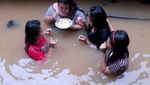 Kisah Netizen yang Tetap Kulineran Meskipun Dikepung Banjir