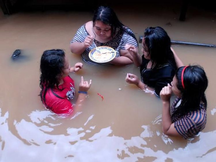 Kisah Netizen yang Tetap Kulineran Meskipun Dikepung Banjir