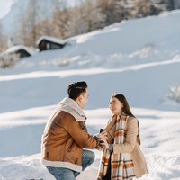 Billy mengunggah beberapa foto mesra dirinya melamar sang kekasih saat tengah berlibur ke Zermatt, Swiss. Dalam foto tersebut juga tampak Billy dan Patricia mengenakan pakaian senada, yaitu warna coklat. Patricia yang awalnya terlihat berdiri juga ikut berlutut bersama Billy dan tertawa bahagia. Foto: Instagram @billydavidson_