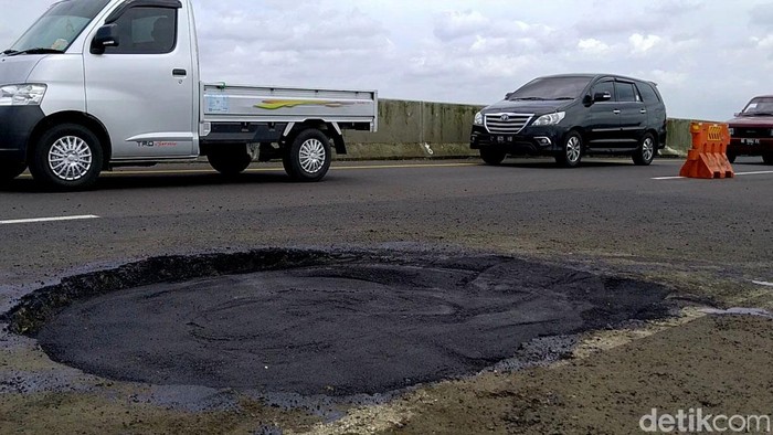 Penampakan Jalan Tol Pemalang Batang Yang Berlubang