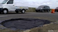 Tol Pemalang-Batang tepatnya di Kabupaten Pekalongan banyak yang berlubang.